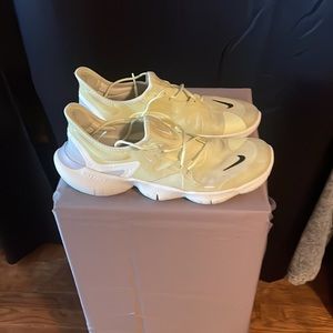 Nike men’s running shoes yellow size 11 great condition